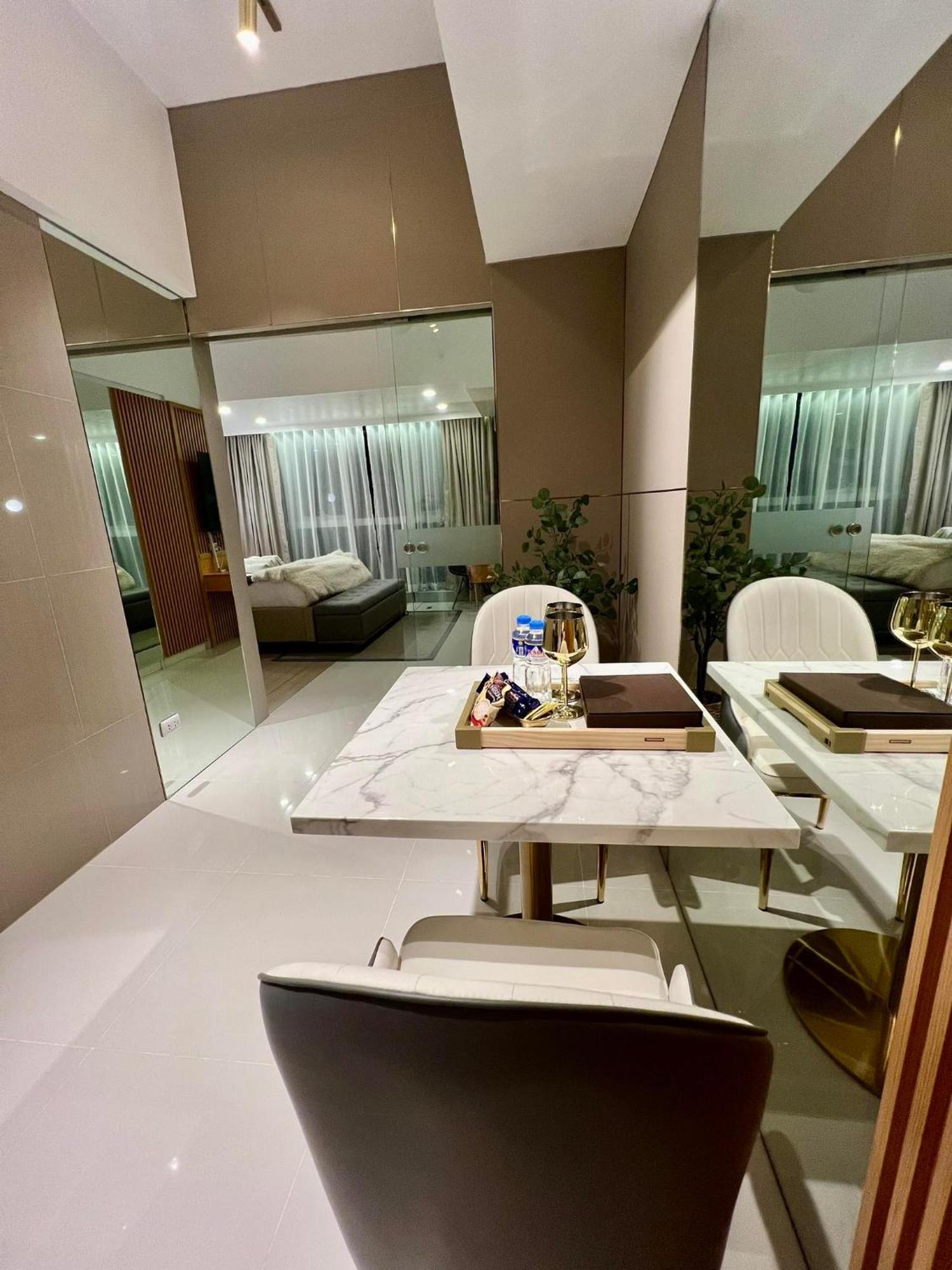 Hotel Vibe Condo At Uptown Parksuites Bgc タギッグ エクステリア 写真